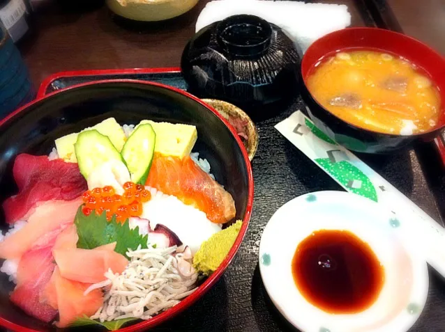 Snapdishの料理写真:オープン記念海鮮丼〜500円〜|有希さん