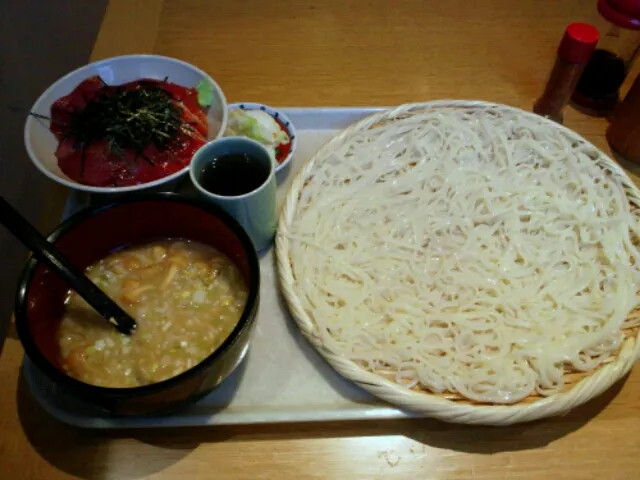 稲庭うどん中とマグロづけ丼のセット。味は昔とさほど変わらなくて美味しい。漬け物取り放題じゃなくなっちゃったのは残念。|SATOSHI OOCHIさん