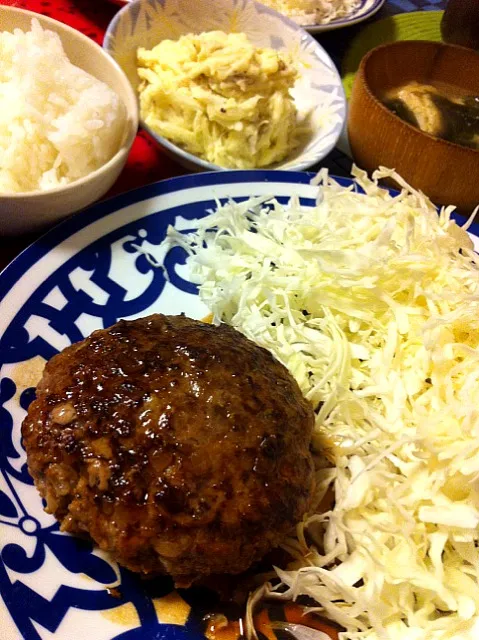 今日のごはん。ハンバーグ•バルサミコ風味、ポテトサラダ、わかめのお味噌汁。|Alicaさん