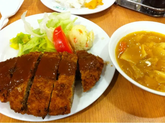 ロシア料理屋にて。「いつもの定食」とボルシチ。|たけうちさん