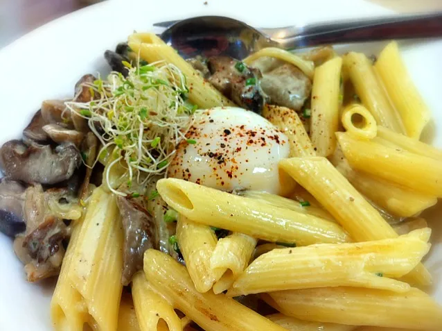 mushroom pasta with poached egg|karen limさん