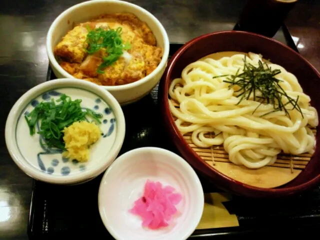 Snapdishの料理写真:ミニカツ丼とざるうどんの定食。カツが揚げたてなのは○。ざるうどんは打ち立てだが少し粉っぽいのが△。|SATOSHI OOCHIさん