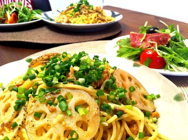 サーモンとれんこんのバター醤油パスタ、生ハムとトマトのサラダ。|番長さん