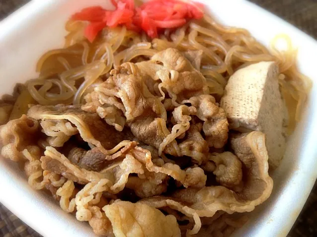 吉牛の牛鍋丼。初めて食べましたが、結構いけますねw。|ルーア・ブランカさん