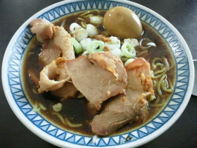 味噌ラーメンで有名な札幌けやきの醤油ラーメンをスーパーで買ってきて作りました。煮豚を作ったりもやしを湯通ししたり…油の少ない醤油味にやや細の麺がマッチしてなかなか。|SATOSHI OOCHIさん