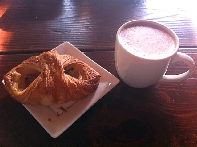 croissant & hot chocolate|Seiya Shimizuさん