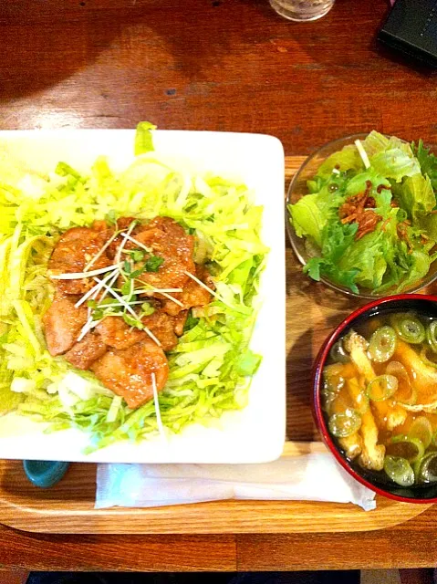 Snapdishの料理写真:生姜焼き丼。私のお気に入りのお店、カフェマレットより。|ゆう＠さん