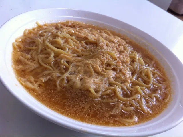 藤原製麺の味噌ラーメン。シンプルに溶き卵とすりゴマで。|たけうちさん