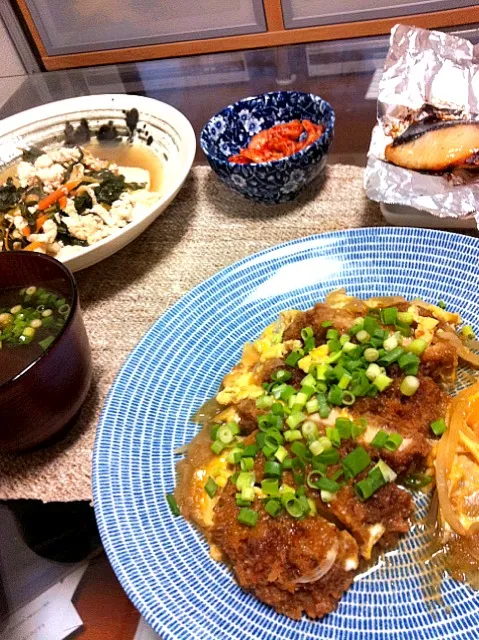 まんばのけんちゃん、金沢・十字屋の鰤味噌漬け、惣菜の豚カツで作ったカツ煮、キムチ、赤だし|rieさん