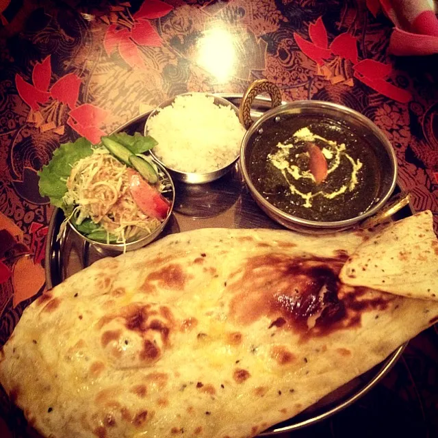 chicken&spinach curry sauce with nan and salad|ameliaさん