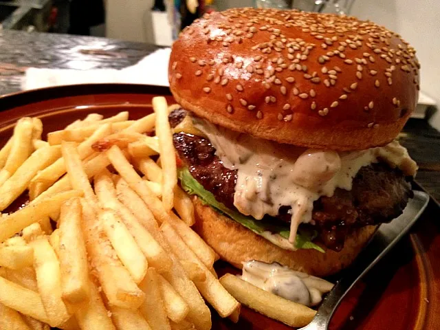 Snapdishの料理写真:Mushroom and cheese burger|chan mitsuさん