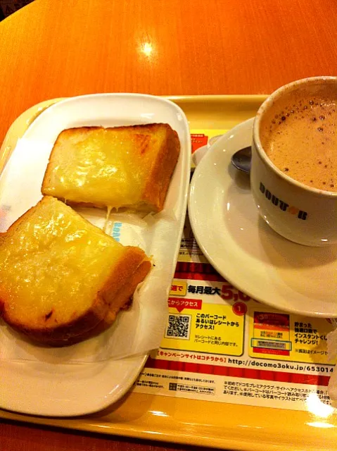 Snapdishの料理写真:クロックムッシュとティラミスラテ|makioさん