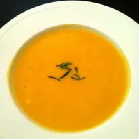 butternut squash and apple soup with cinnamon, nutmeg, marscapone and fresh rosemary garnish|Nicole Yatesさん