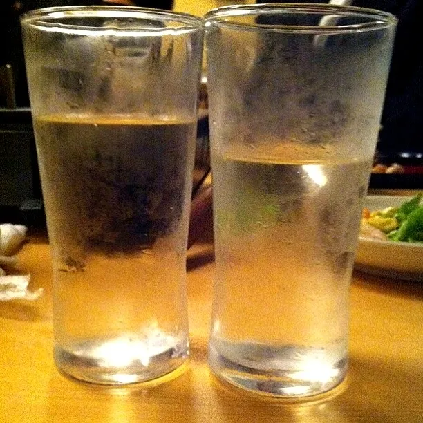 日本酒。どっちもまだ飲んでないのに量が違う( *｀ω´)|まどろみさん