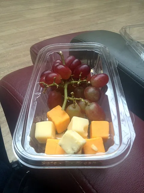 Cheese and Grape tray|Ryan Millerさん