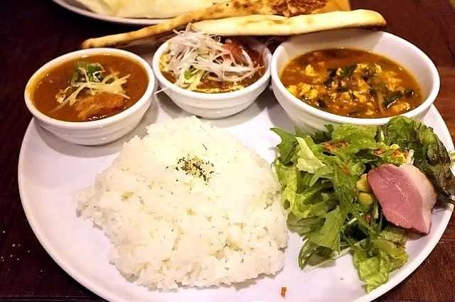 笑夢のカリーセット（海老のマサラ&白髪ネギと揚げ茄子のキーマ&豆腐とニラの創作インドカリー）|秋元康宏さん