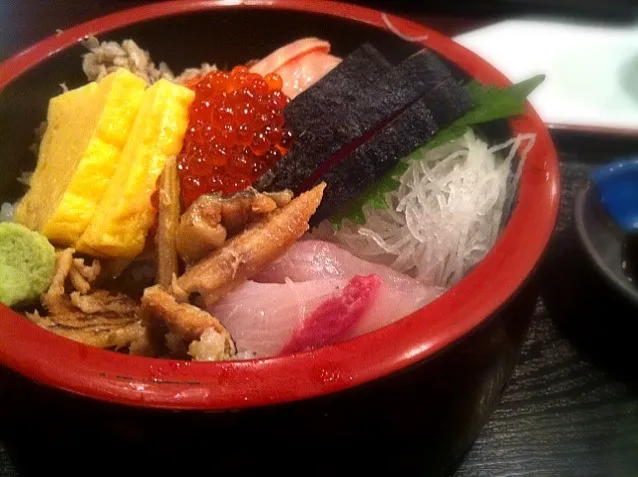 海鮮丼。魚いろいろ。酢飯ならいいのに。|hirotomoさん