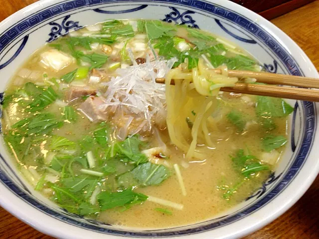 味噌ラーメンの最高峰「囲炉裏麺」。真ん中に乗ってるのはサメの軟骨です。酒粕が入っていて、まろやかで優しい味。(๑´▿｀๑)|ひろぱげさん