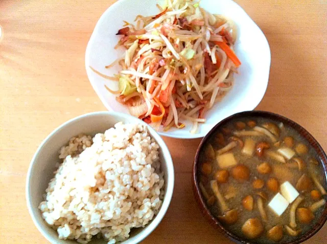 野菜炒め、ナメコと豆腐の味噌汁、玄米ご飯|TonyYamadaさん