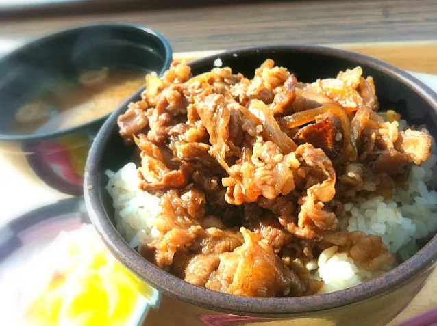 本日のランチ。牛味噌焼き丼。|JTKさん