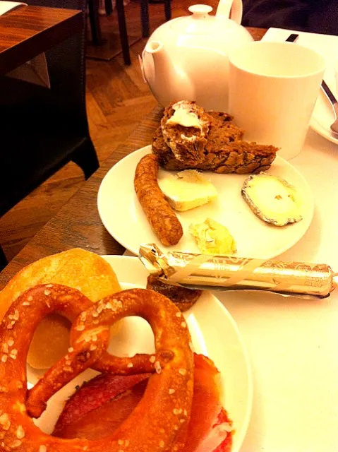 german breakfast stage one, meat, cheese and bread|lauren shannonさん