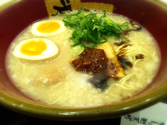 久留米ラーメン。やっぱ、とんこつ＆細麺はうまし！！|かとけんさん