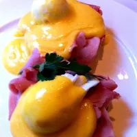 Snapdishの料理写真:simply perfect eggs benedict|Andreaさん