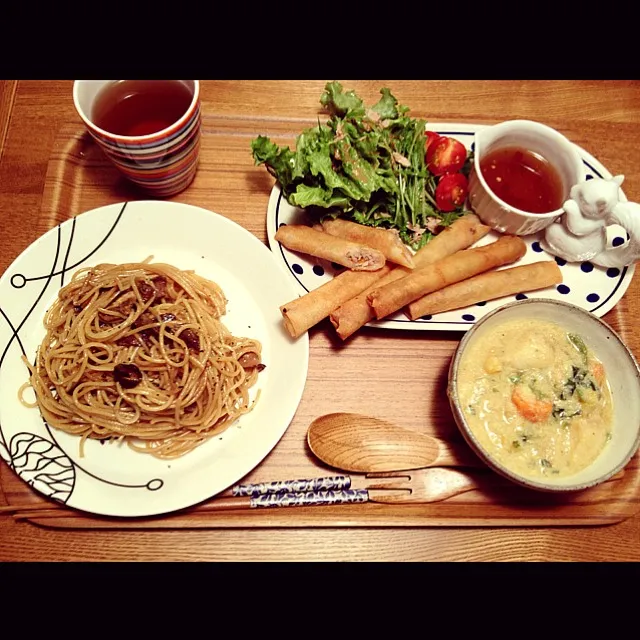 夫ごはん。ポルチーニ茸のパスタ、蕪とその他たくさんお野菜の豆乳スープ、ルンピア(自家製スイートチリソースで)、水菜とレタスのサラダ。|chiharuさん