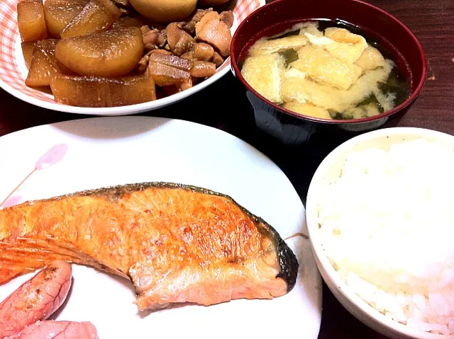 大根と鶏肉の煮物 鮭の塩焼き たらこ 油揚げとワカメの味噌汁|みぃさん