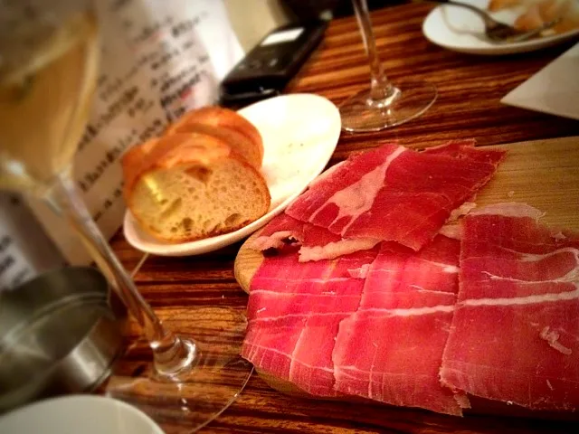 生ハムも海老のアヒージョも美味い！|a hosodaさん