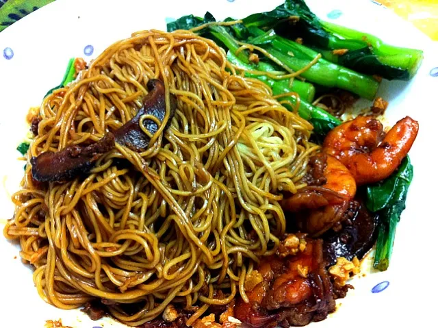 mum's black sauce prawns and mushrooms noodles|Valencia Seahさん