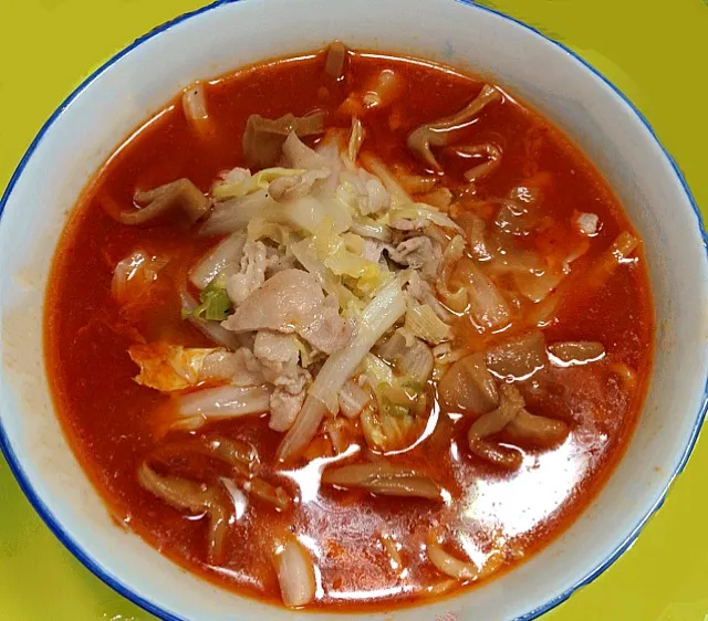 休日の手抜き昼食。辛味噌ラーメン、豚バラ白菜炒め乗せ。|sumiyoさん