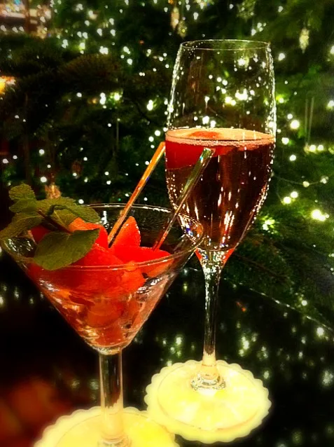 champagne and strawberries under the tree|lauren shannonさん