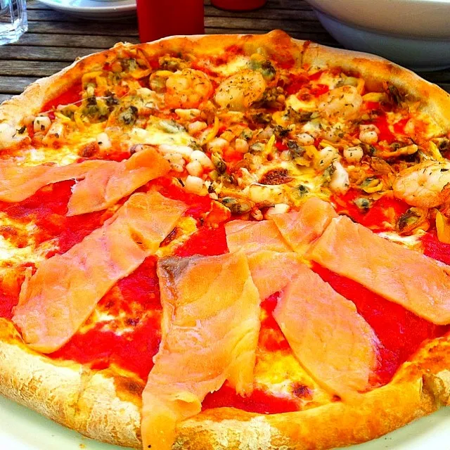 smoke salmon &seafood pizza|nubeeさん