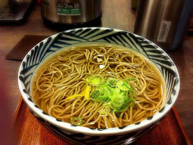 にかけそば。天かす抜きで。通ぶって「かけ・かすぬき！」|大石さん