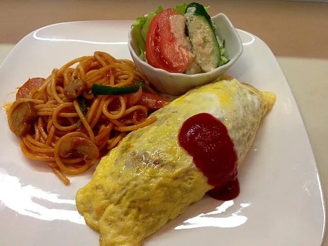 町の洋食屋さん。優しいケチャップ味のオムライスとナポリタンの盛り合わせ。もう見てるだけで幸せ。(*´ω`)|ひろぱげさん