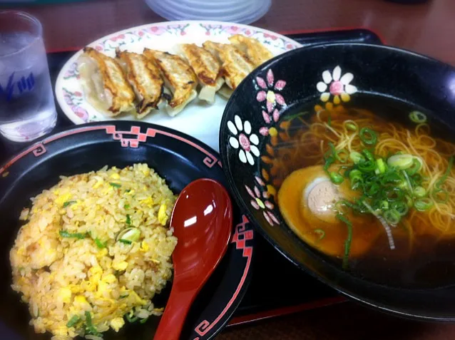 日替わりランチ。今日はピリ辛チャーハン・あっさりラーメン・餃子。|liccaさん