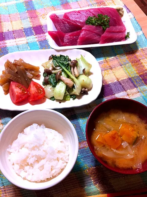 Snapdishの料理写真:かぼちゃのお味噌汁、青梗菜としめじの酒粕ゴマ炒め、ヤーコンの煮物、トマト、マグロのお刺身|あやきちさん