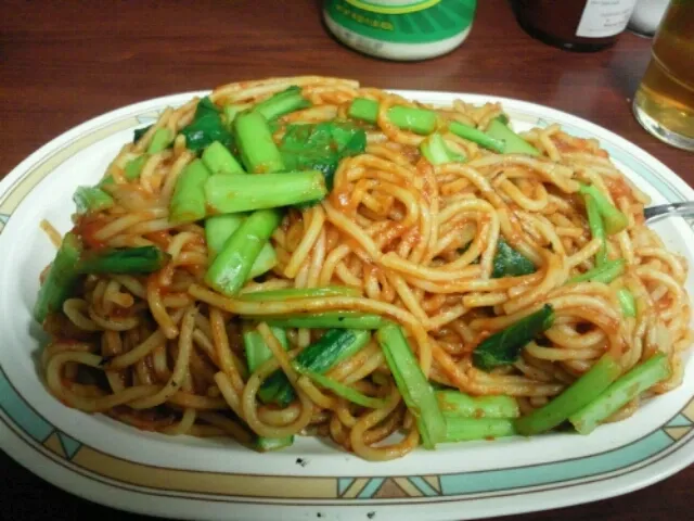 今日の晩ご飯はジャポネのナポリ大。太くて柔らかい麺としっかりしたケチャップ味。小松菜がイイアクセントに。粉チーズが二種類あるのもいい。|SATOSHI OOCHIさん