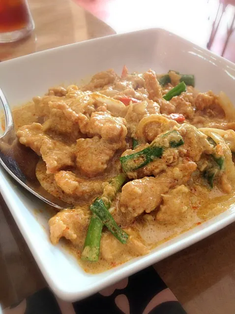 Chiken in Thai yellow curry|Yoku kuu kyaku daさん