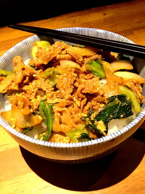 豚肉と青キャベツのピリ辛炒め丼|前田 タカシさん