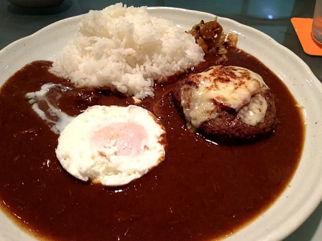 様々な旨味が溶け込んだ欧風カレーの逸品！ハンバーグは肉がギッシリ詰まって格別の美味しさです。o(*ﾟ▽ﾟ*)o|ひろぱげさん