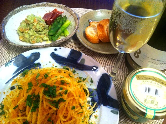 クリスマス三連休初日ブランチ。牡蠣のアヒージョの残りオイルを使った海の香りいっぱいのからすみパスタ、サーモンタルタル・グリーンアスパラ生ハム添え、市販の鶏レバーテリーヌとバゲット。ビバ残り物！w|番長さん