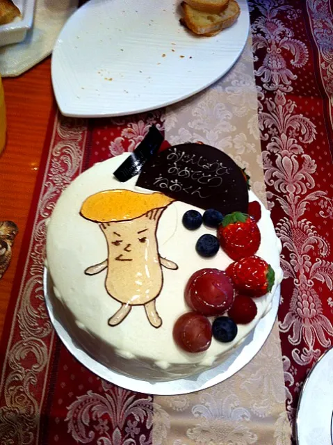 Snapdishの料理写真:誕生日ケーキ（エリンギのイラストつき）|クボスケさん