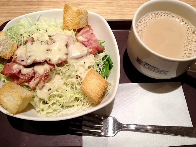 Snapdishの料理写真:シーザーサラダとカフェラテ|manamiさん