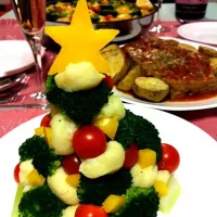 Snapdishの料理写真:我が家のクリスマス★ブロッコリーとマッシュポテトとプチトマトでツリーを作ってみました♫ミートローフとパエリアも(^▽^)|羽子田 浩子さん