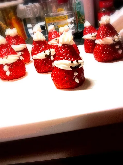 サンタ勢ぞろい♪♪ X'masケーキ制作中(o^^o)|charmyさん