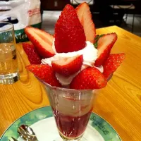 Snapdishの料理写真:いちごパフェ  千疋屋|Kazuecciさん