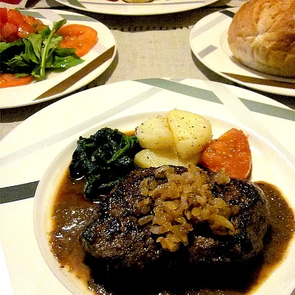 Chaliapin Steak & Salad  シャリアピンステーキ、ロケットとトマトのサラダ|Keiさん