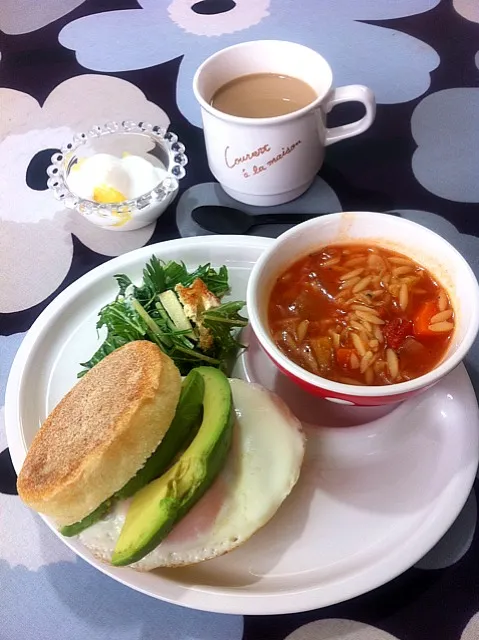 ミネストローネとイングリッシュマフィンの朝食|ケイさん